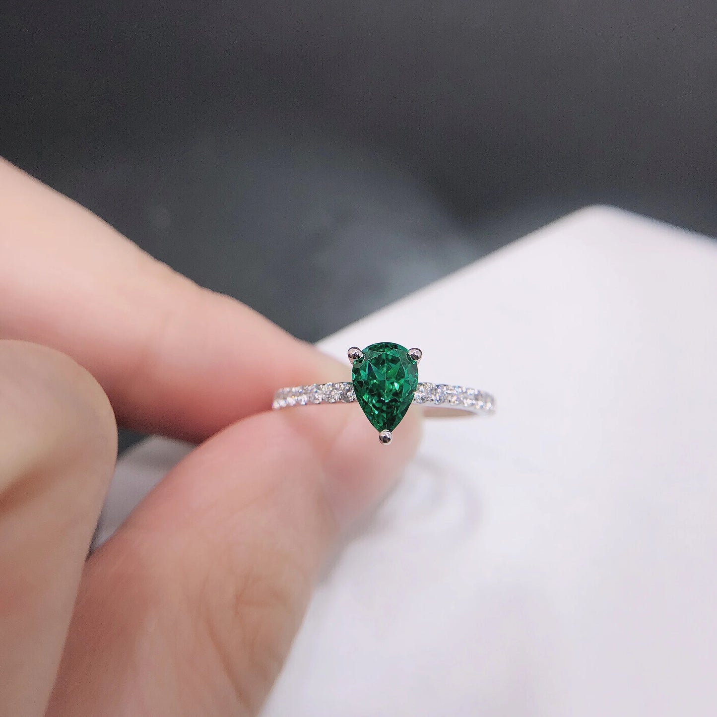 0.8Ct Pear Cut Lab Grown Green Diamond - Solid 14K 585 White Gold