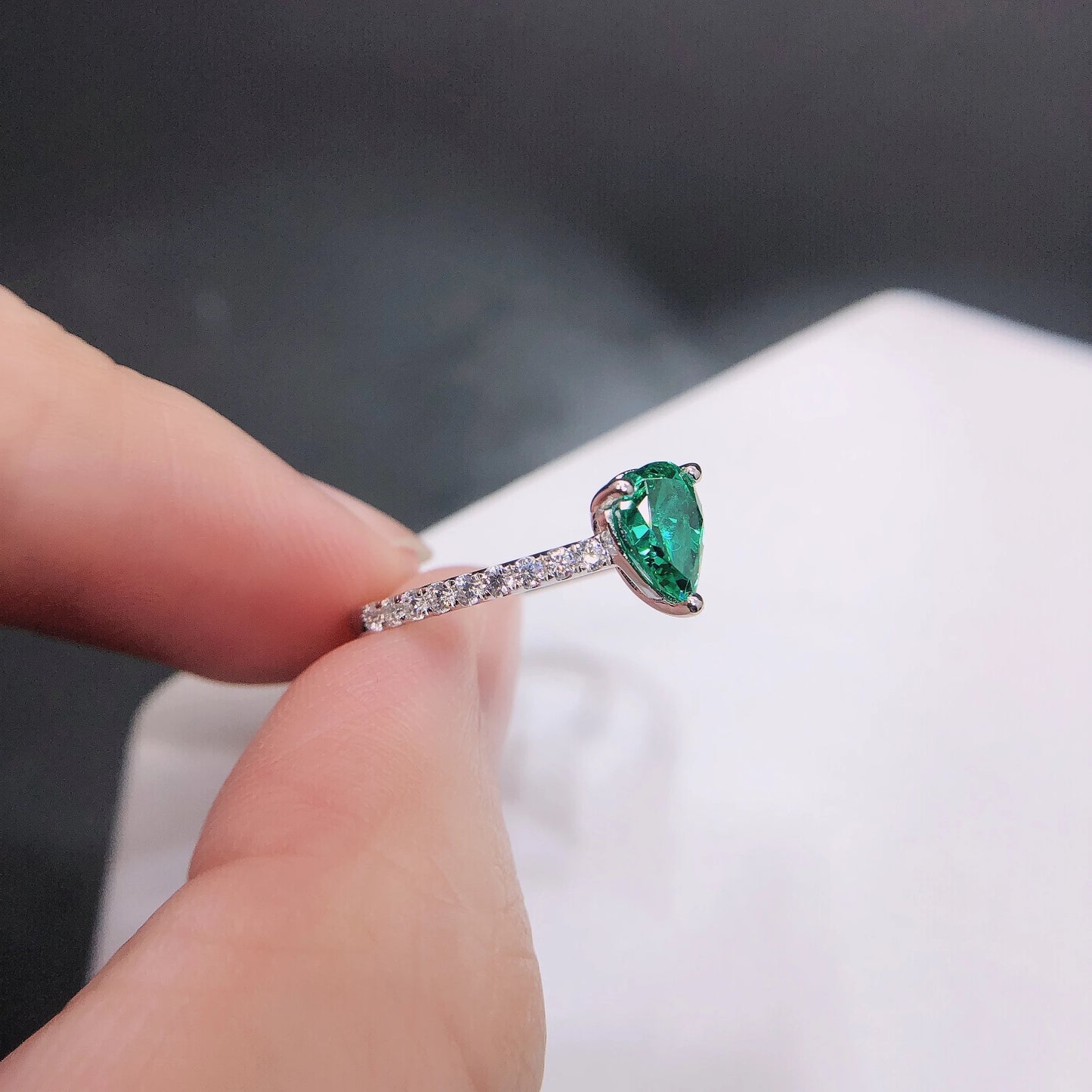 0.8Ct Pear Cut Lab Grown Green Diamond - Solid 14K 585 White Gold